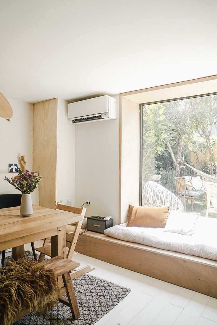 Unité de climatisation murale discrète installée dans un intérieur résidentiel moderne et lumineux