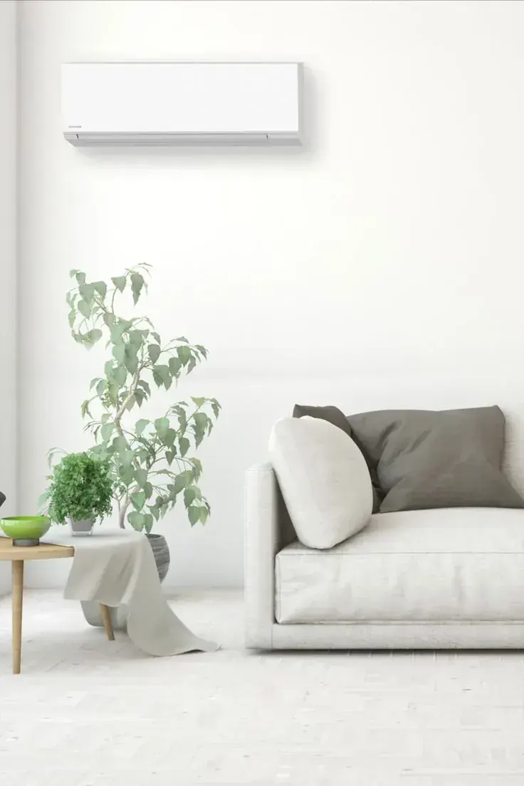 Climatiseur mural Toshiba installé dans un intérieur lumineux et moderne