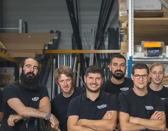 Équipe de techniciens SABEKO certifiés RGE, Qualibat et QualiPAC posant dans leur atelier