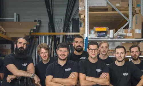 Équipe de techniciens SABEKO souriants, prêts à intervenir pour votre dépannage