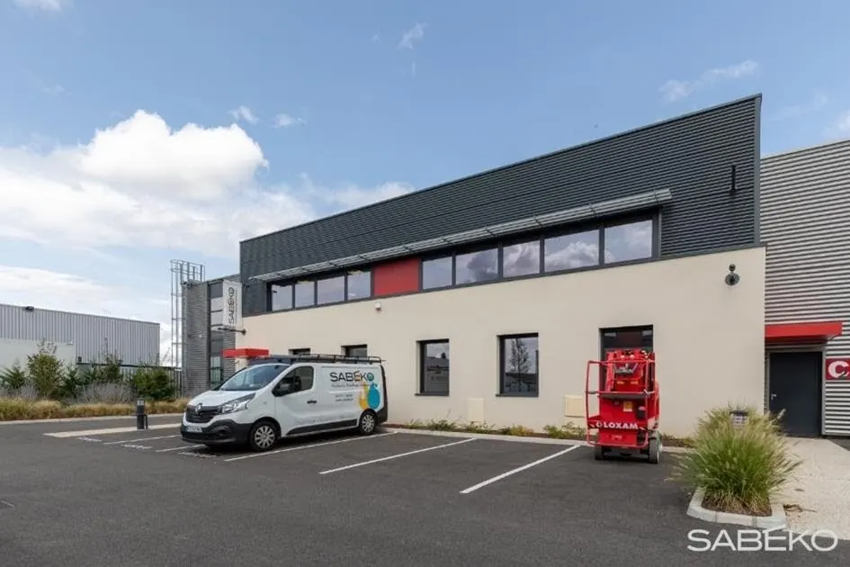 Façade de l'agence SABEKO à Décines-Charpieu, avec camionnette de service