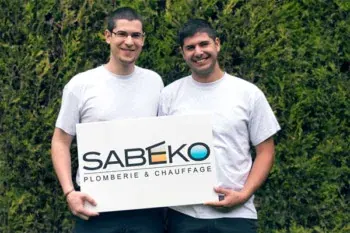 Deux membres de l'équipe SABEKO, souriants, présentant une pancarte au nom de l'entreprise