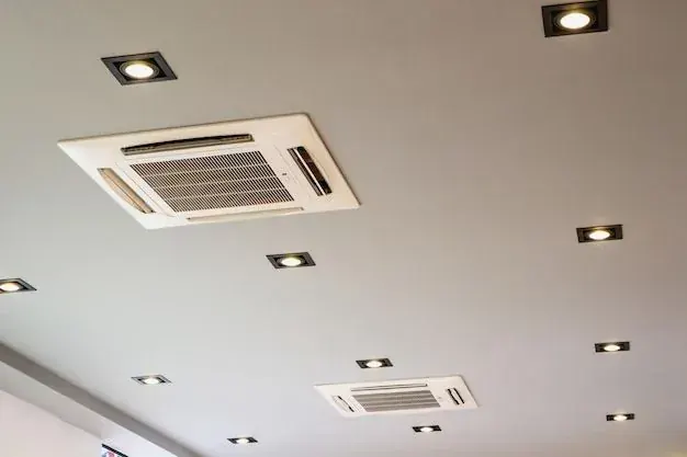 Plafond de local professionnel équipé de climatiseurs en cassette encastrés, installation CVC discrète