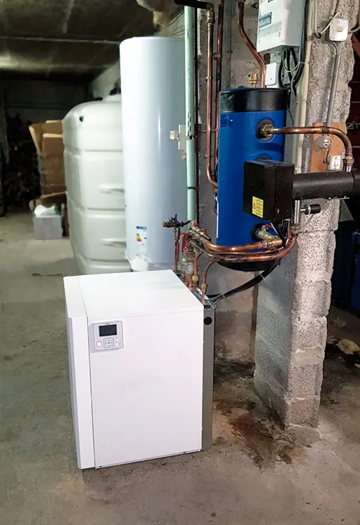 Pompe à chaleur air/eau Hitachi installée au sous-sol d'une maison à Genas, en remplacement d'une PAC de 2002