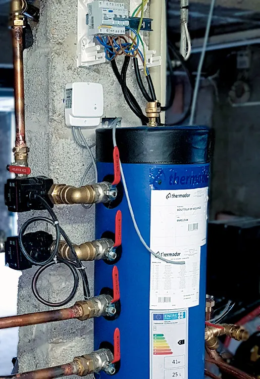 Ballon tampon Thermador de 300 litres raccordé à la nouvelle pompe à chaleur, chantier à Genas