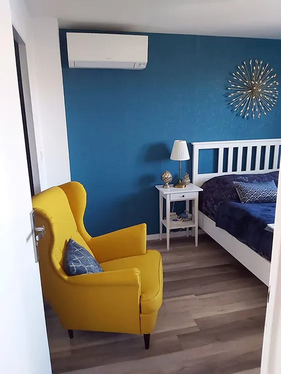 Split mural de climatisation dans une chambre sous combles à Genas