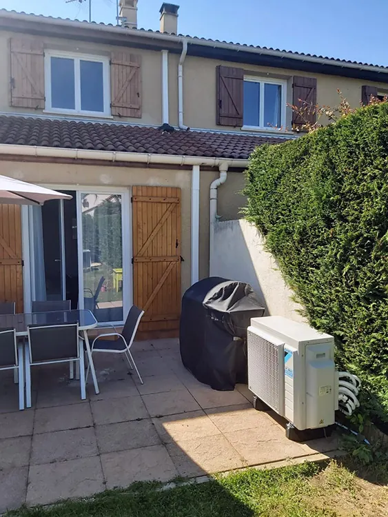 Groupe extérieur de climatisation multi-split installé dans le jardin d'une maison à Genas