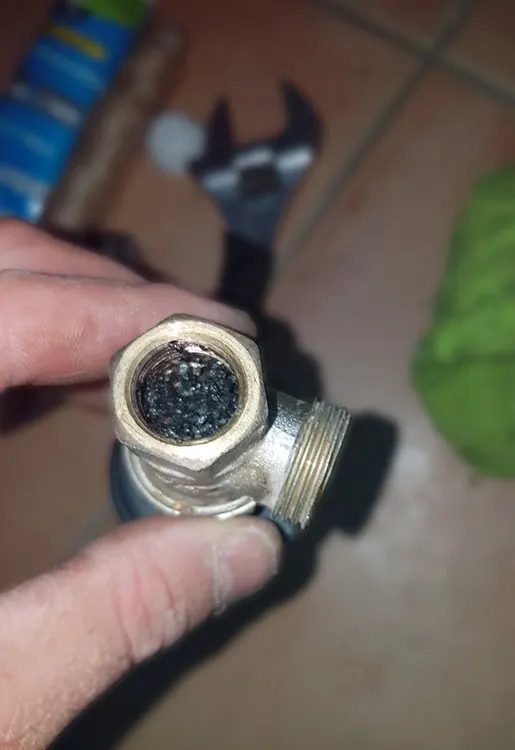 Boue et corrosion noire évacuées d'un réseau de chauffage lors d'un désembouage à Oullins