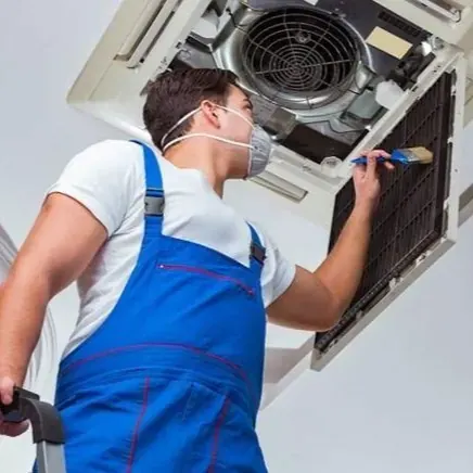 Technicien SABEKO nettoyant une VMC pour assurer un air intérieur sain