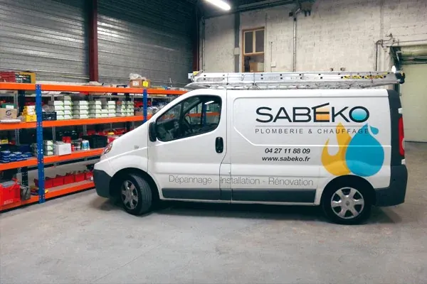 Véhicule utilitaire SABEKO prêt à intervenir pour une plomberie à Sathonay-Camp