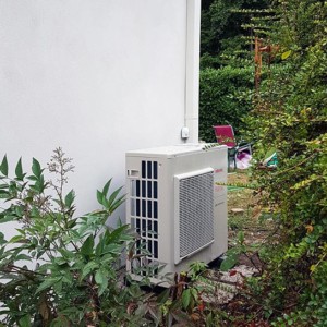 pose climatisation réversible dans le jardin de la maison