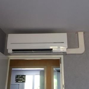 climatisation réversible dans la chambre d'une maison