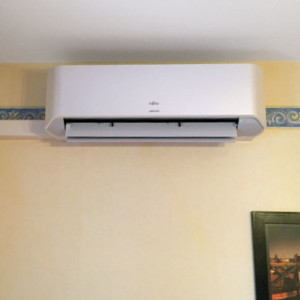 climatiseur installé dans le salon d'un appartement à Décines