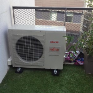 groupe extérieur sur le balcon d'un appartement