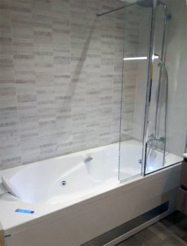 Caluire : baignoire balnéo avec pare-bain vitré