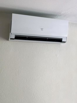 La climatisation installée dans le salon de l'appartement de Tassin