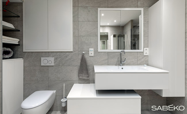 Meubles de salle de bain épurés Pose d'une nouvelle salle de bain par les plombiers de SABEKO