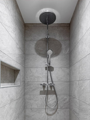 Une douche italienne au design élégant