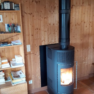 Le poêle à bois terminé, dans le salon de ce chalet savoyard