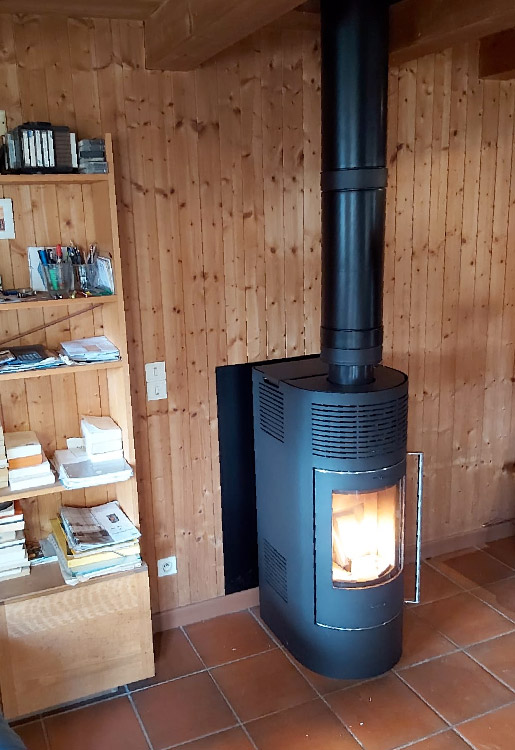 Le poêle à bois terminé, dans le salon de ce chalet savoyard