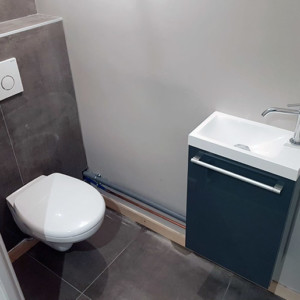 Rénovation complète : ici le WC et son lave-mains