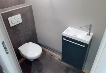 Rénovation complète : ici le WC et son lave-mains