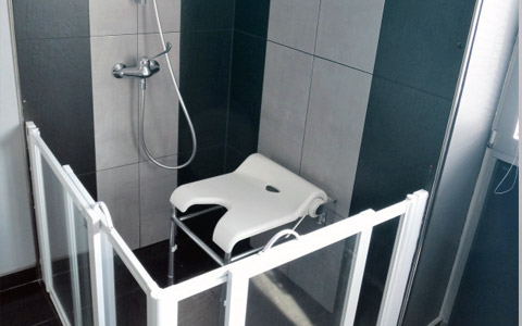 Douche assise pour personnes à mobilité réduite