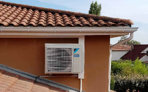 Un groupe extérieur place sur une maison