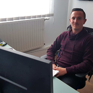 Raphael dans son bureau de Chambéry