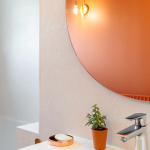 Rénovation d'une salle de bain à Ecully : miroir et lavabo