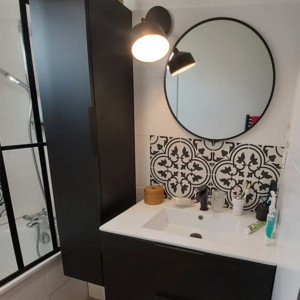 Miroir et vasque modernes dans une salle de bain d'Annemasse
