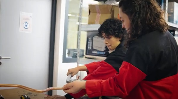 Deux jeunes apprenties dans la série